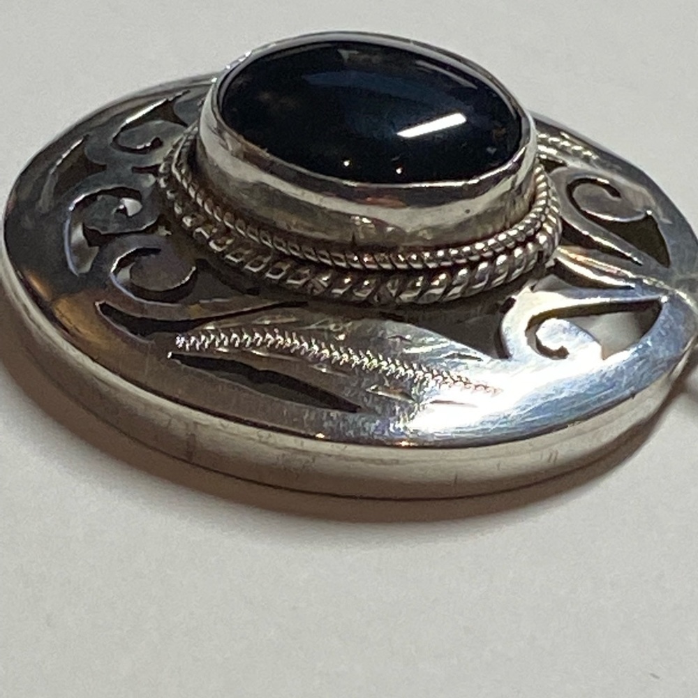 Elegant Silver and Black Pendant Necklace - Picture 4 of 7